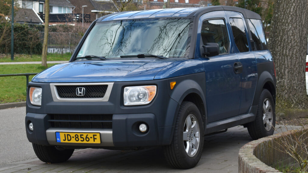 a blue Honda Element