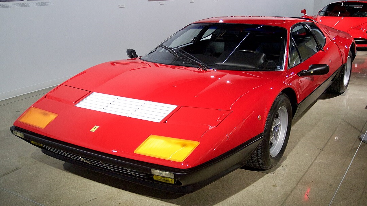 1080px-Ferrari_512BB_red_over_black_two-tone_Pedersen_Automotive_Museum_supercars_DSC_0990_(1)_(52544377843)