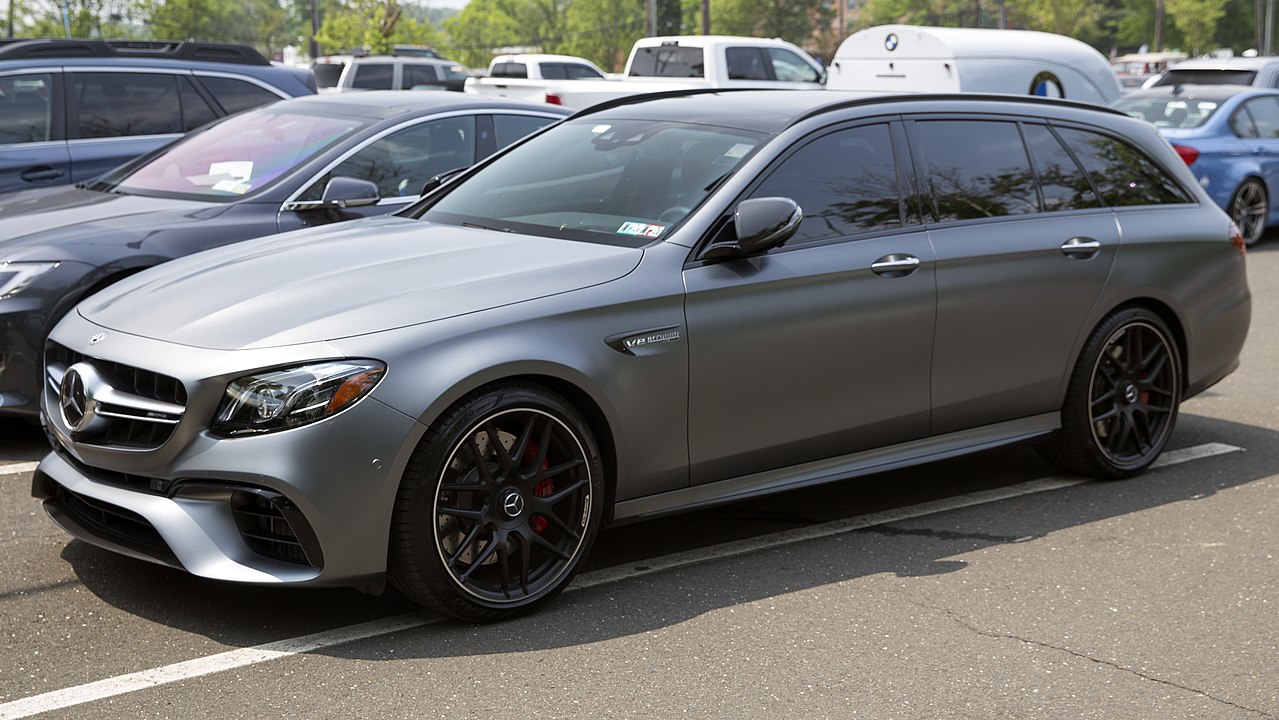 1279px-2019_Mercedes-Benz_E-Class_E_63_AMG_S_4MATIC_Wagon,_front_left