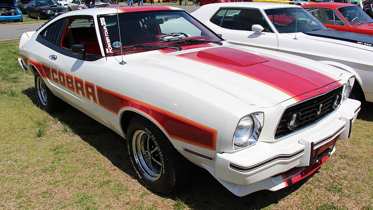 1280px-1977_Ford_Mustang_II_Cobra_(14203160339)