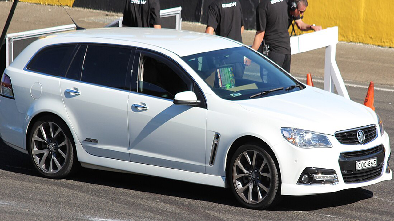 1280px-2013_Holden_Commodore_(VF_MY14)_SS_V_Sportwagon_Top_Gear_Festival_2014