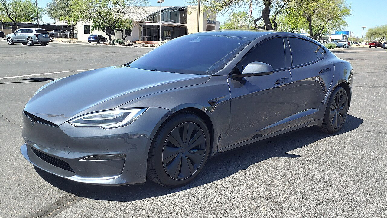 1280px-22_Tesla_Model_S_Plaid