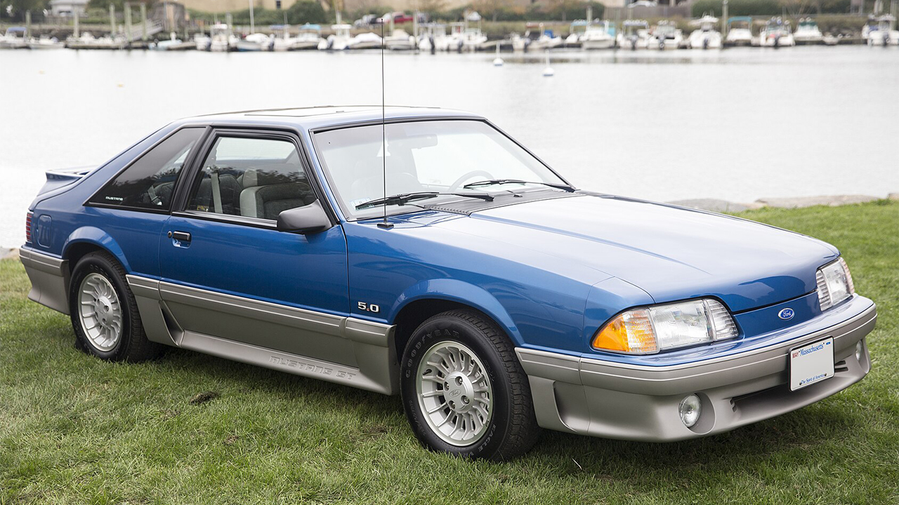1280px-720_Ford_Mustang_GT_5.0_Hatchback_in_Ultra_Blue,_front_right