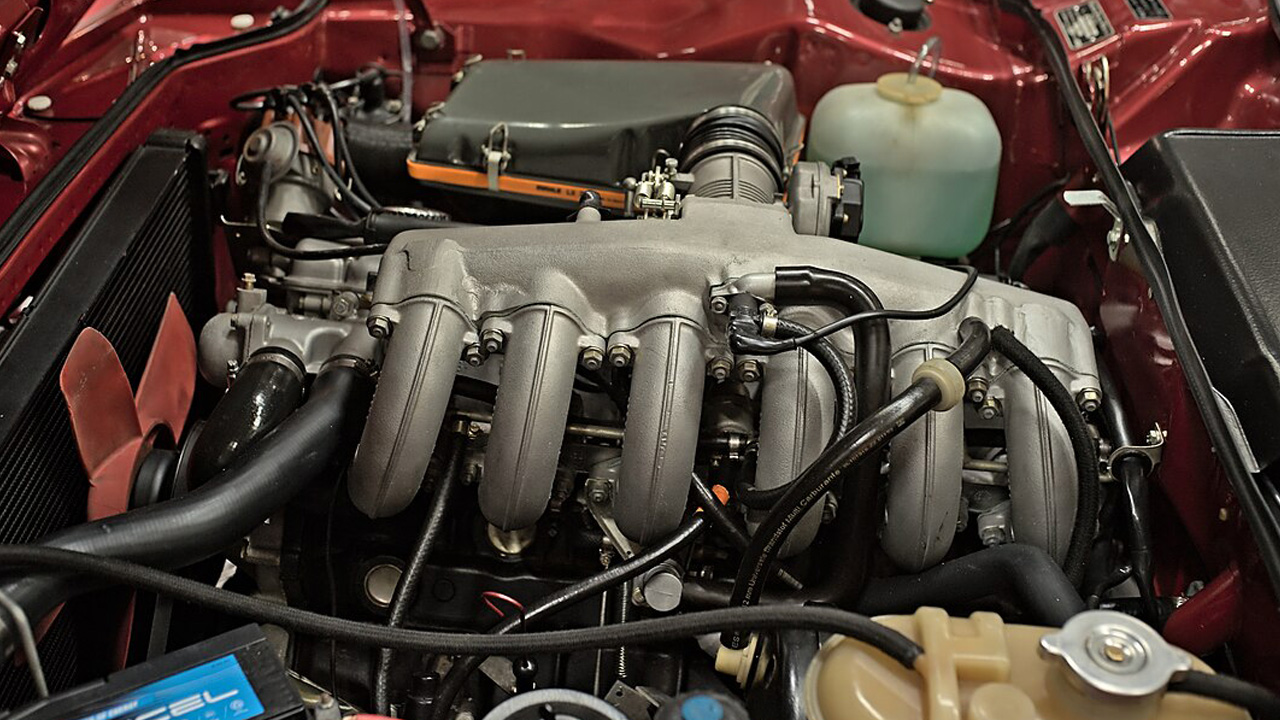 1280px-BMW_3.3L,_6_Cylinder_Engine_(52884844412)