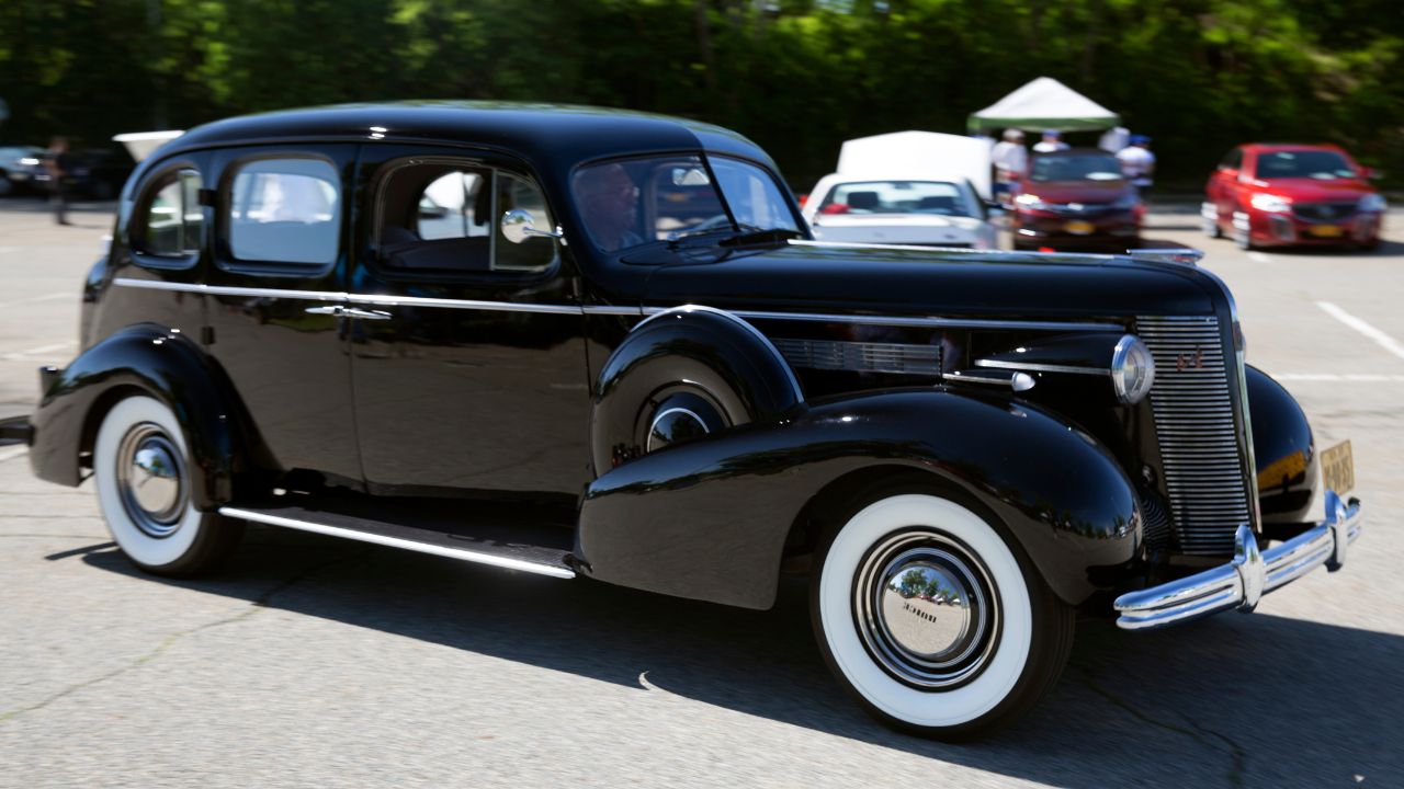 1937 Buick Roadmaster Series 80 sedan, front right side