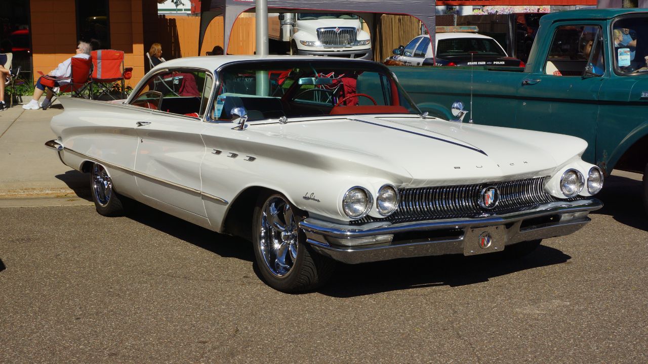 1960 Buick LeSabre (35369788492)
