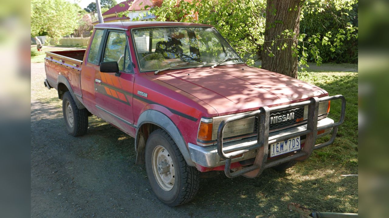 1985 Nissan 720 4WD King Cab 2-door utility. Photographed in Trentham, Victoria, Australia