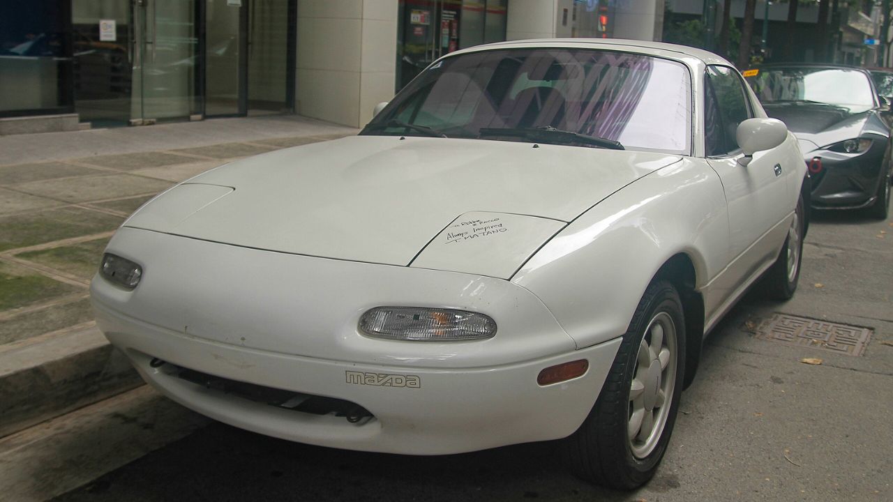 1991 Mazda MX-5 Miata NA hardtop in Crystal White, front left