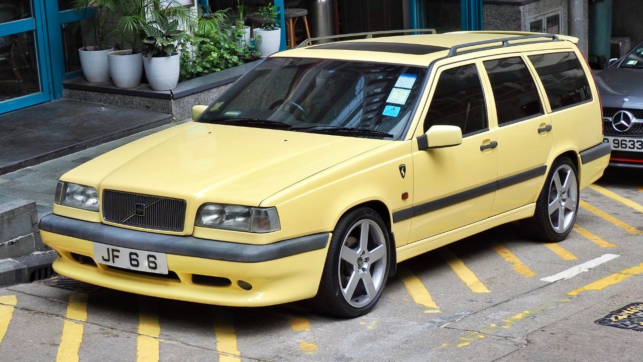 1995 Volvo 850 T-5R estate (front)