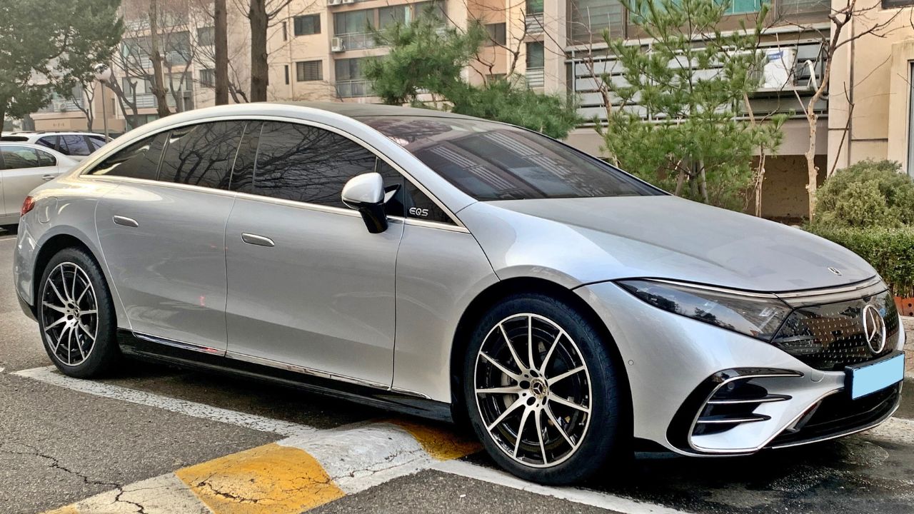 24 Mercedes-Benz EQS V297 1