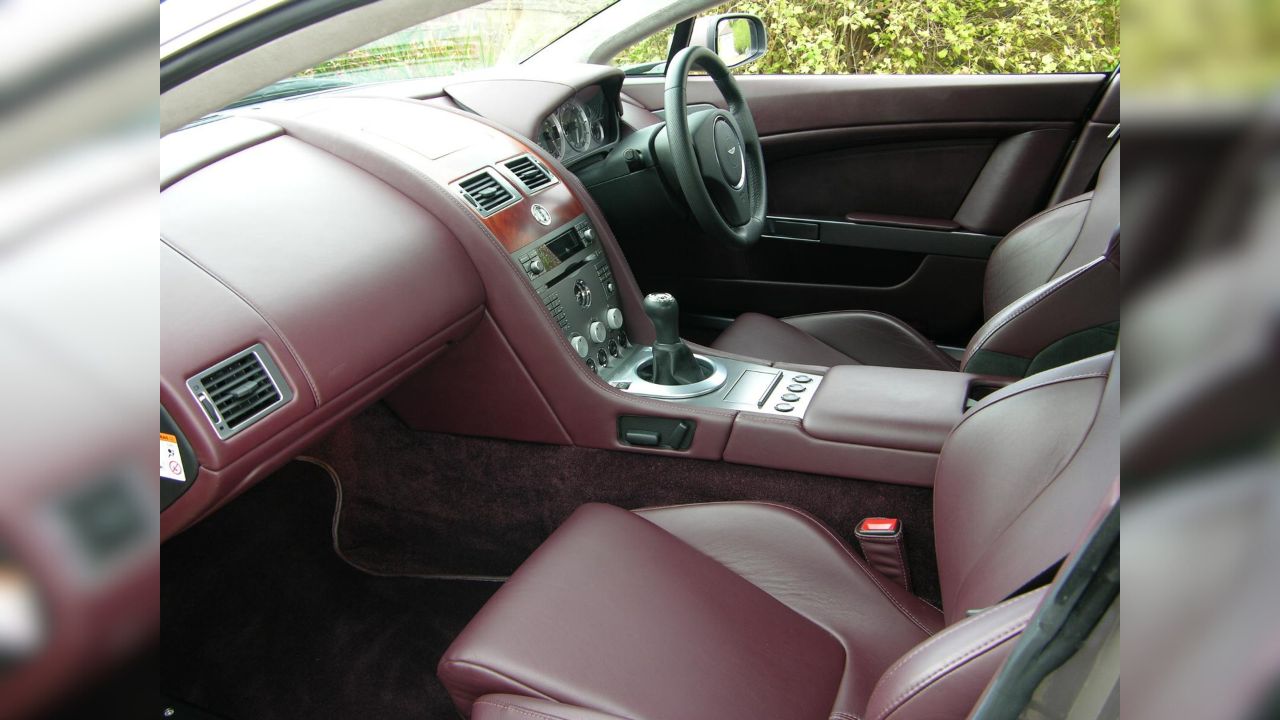 Aston Martin Vantage V8