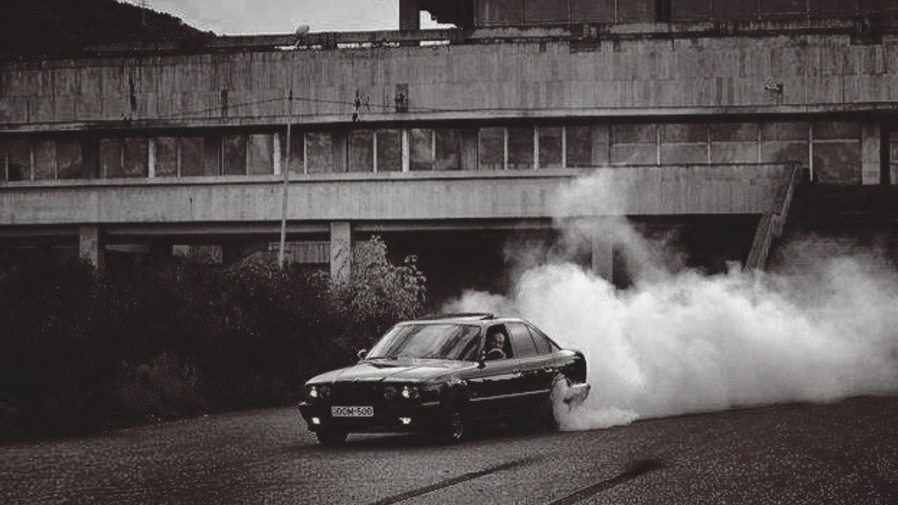 BMW E34 M5 při driftu