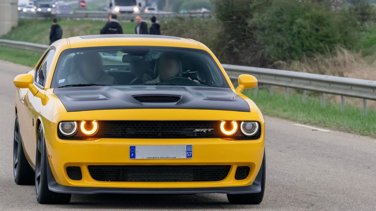 Can a classic beat a new Hellcat?