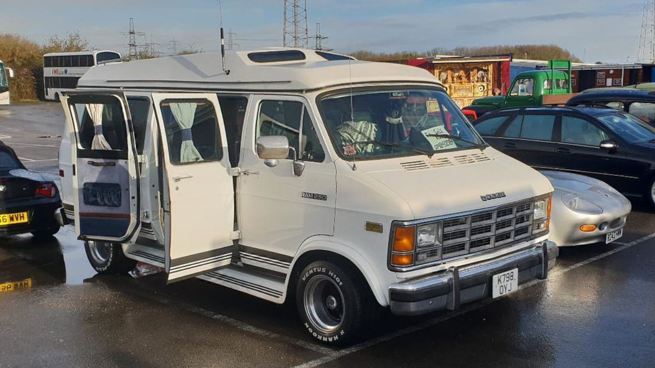 Dodge Ram Van (1993)