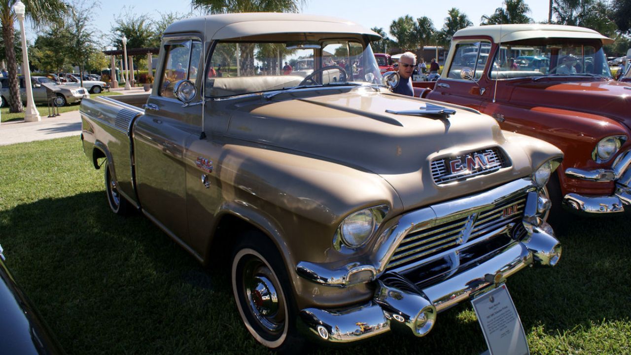 GMC Suburban 1957 Palomino Pickup 100 show truck RSideFront Lake Mirror Cassic 16Oct2010 (14690584709)