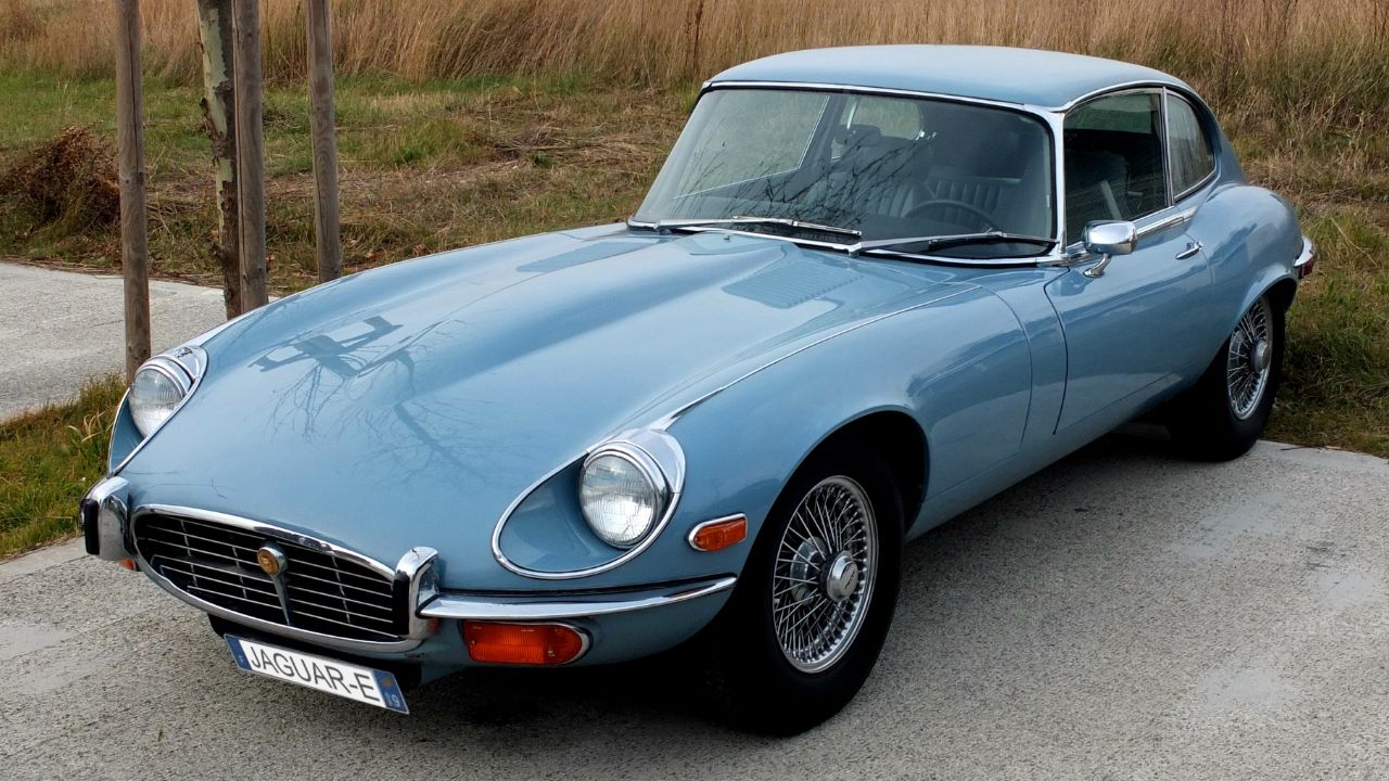  Jaguar E-Type Series 3 (1972), with a 5.3 L twelve cylinder V12 engine (licence plate modified for privacy reasons)