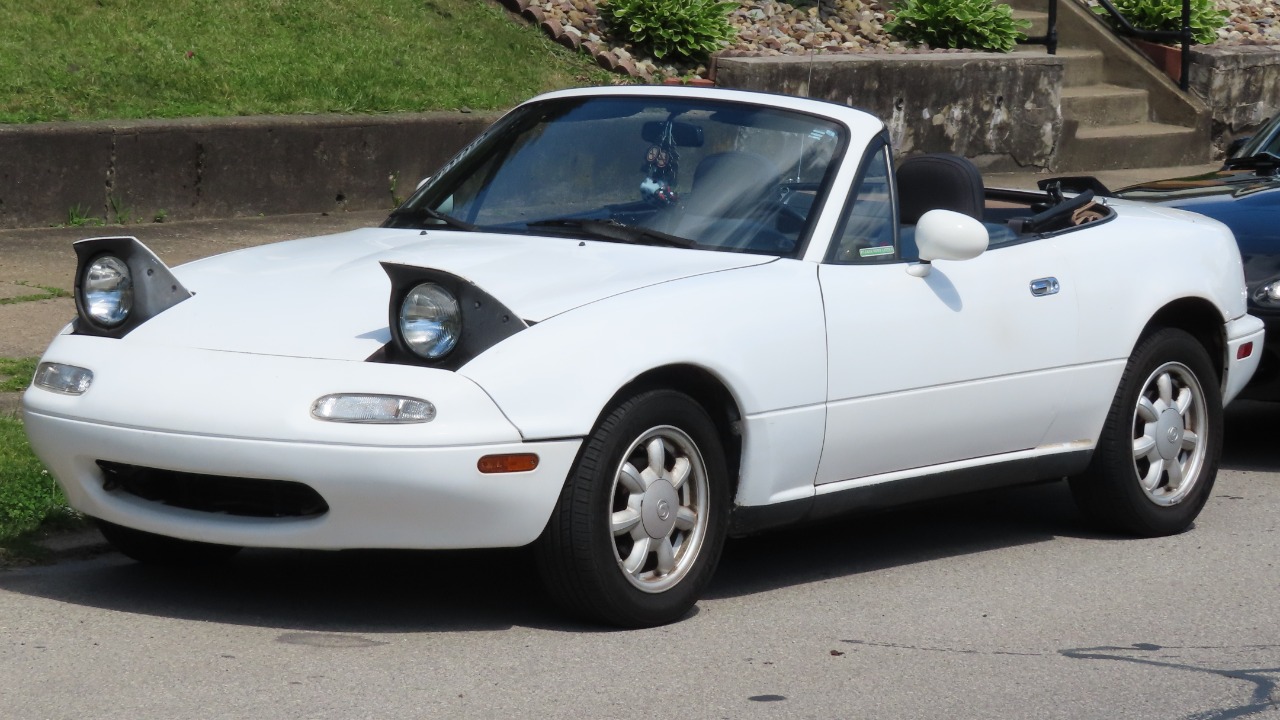 1990 Mazda MX-5 Miata, front left, 06