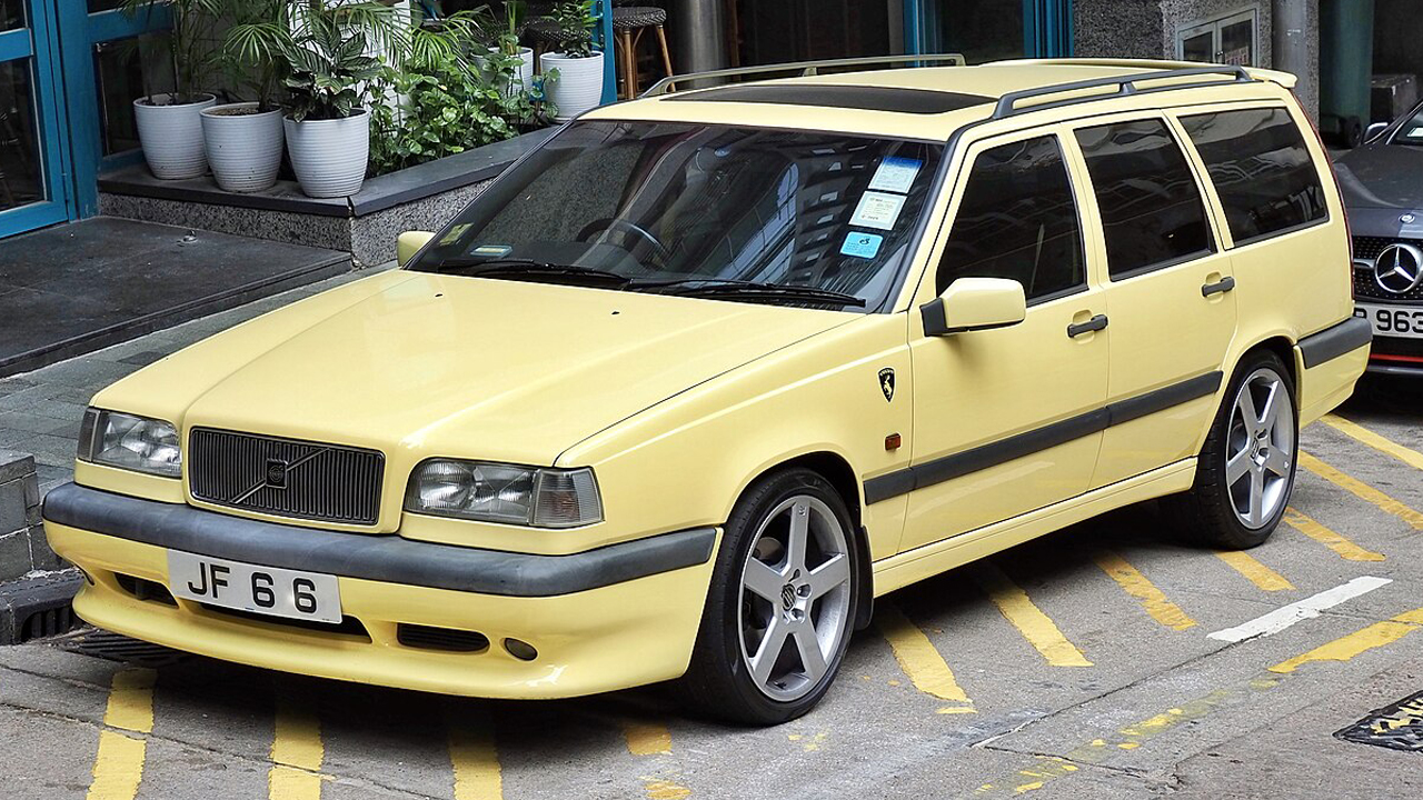 1280px-1995_Volvo_850_T-5R_estate_(front)