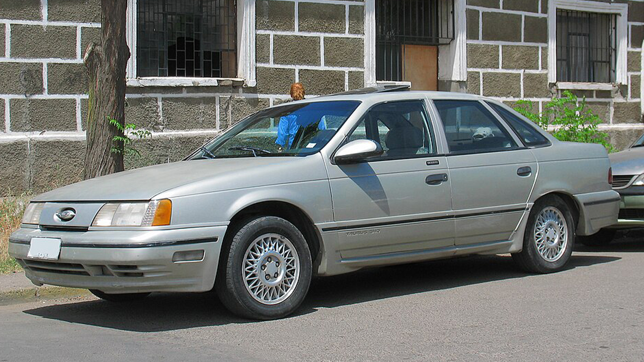 1280px-Ford_Taurus_SHO_1989_(8873735428)