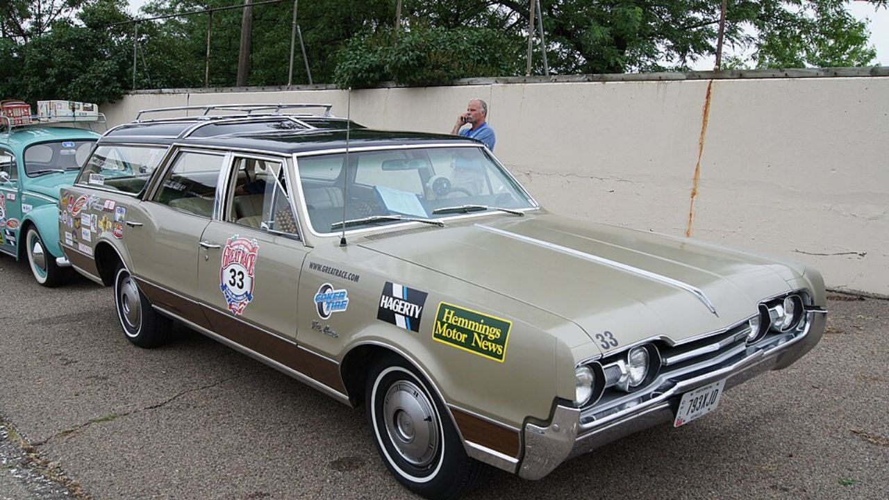 1967 Oldsmobile Vista Cruiser roof racks