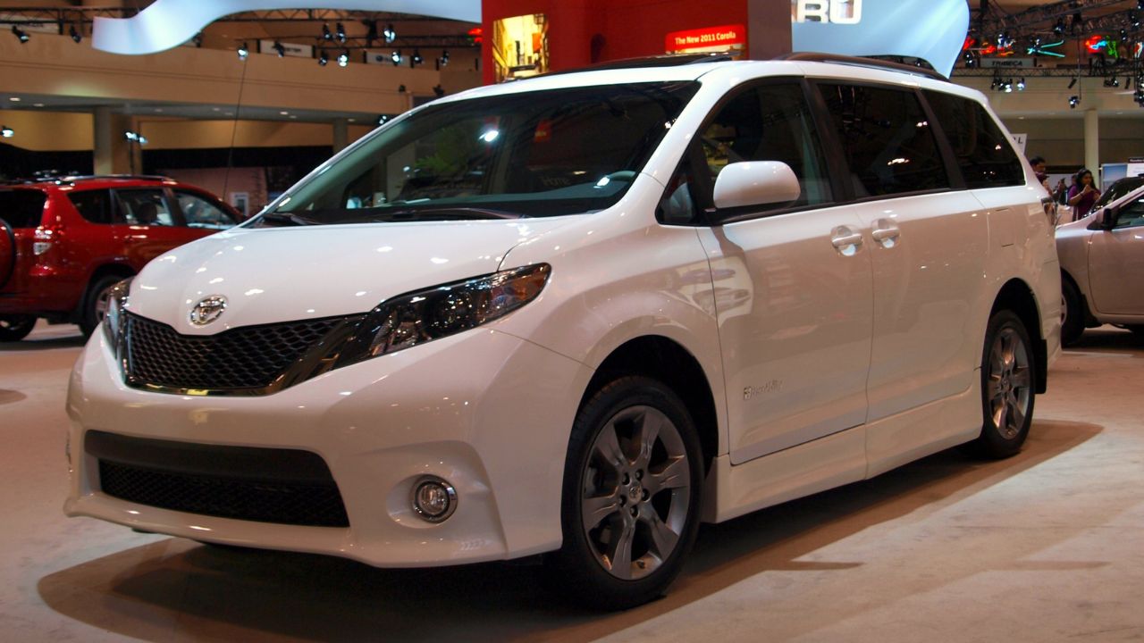 2011 Toyota Sienna (5482844409)