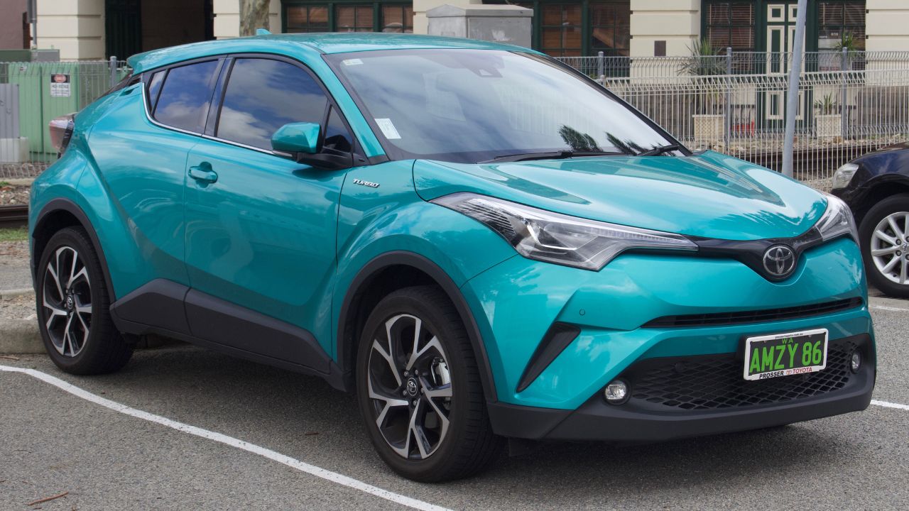 2018 Toyota C-HR (NGX50R) Koba AWD hatchback (2018-08-27) 01