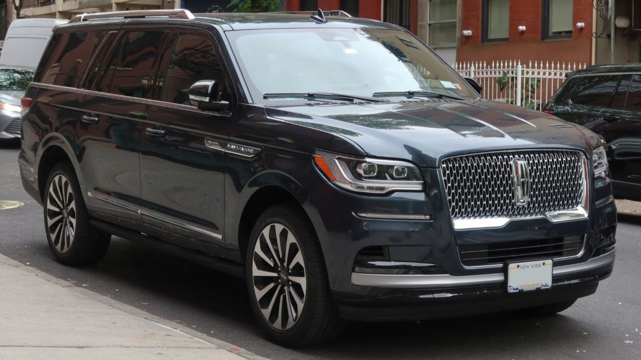 A 2022 Lincoln Navigator L facelift photographed in Midtown Manhattan, New York, USA