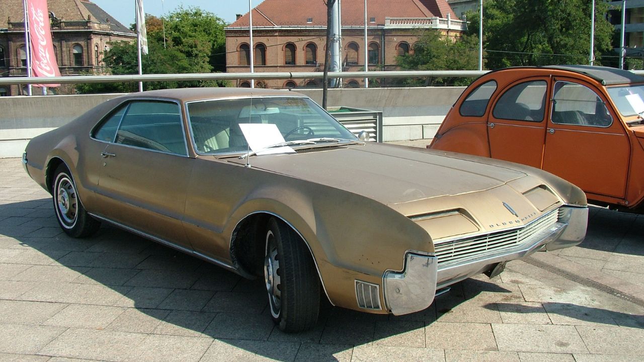 Why the 1966 Oldsmobile Toronado took a different engineering path