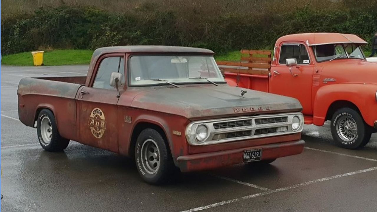Dodge D100