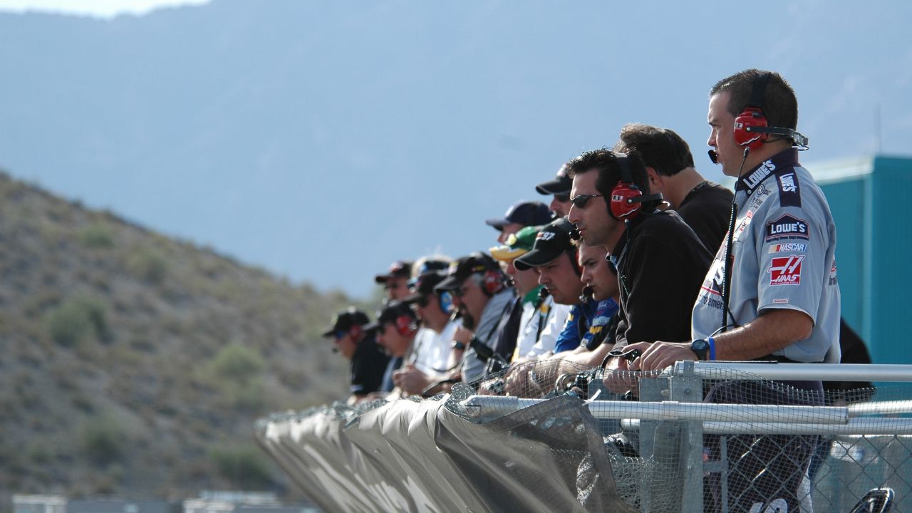 How spotters help NASCAR drivers avoid crashes