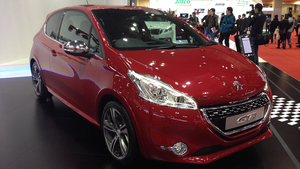 Peugeot 208 GTi front