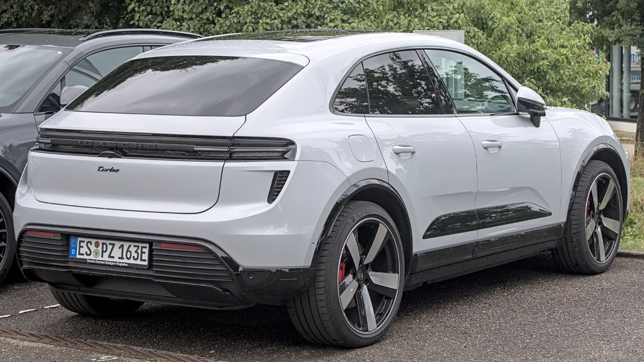 Porsche Macan Turbo (XAB)