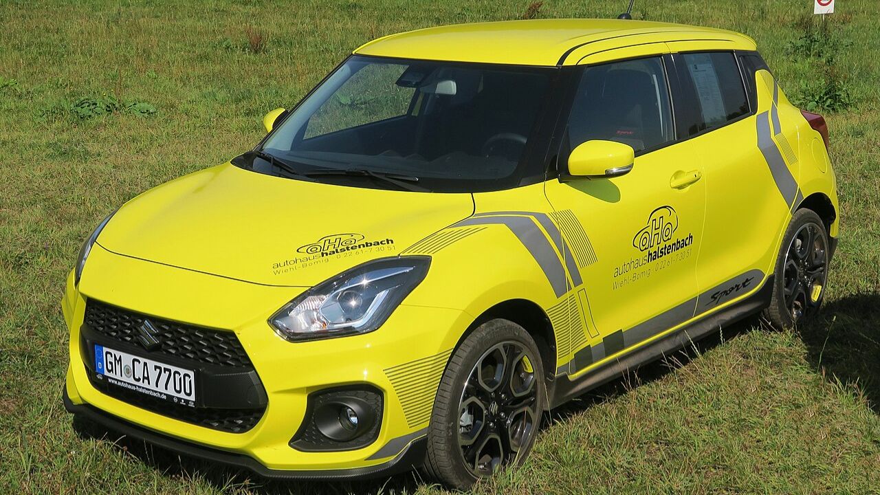 Suzuki Swift Sport mit Werbung