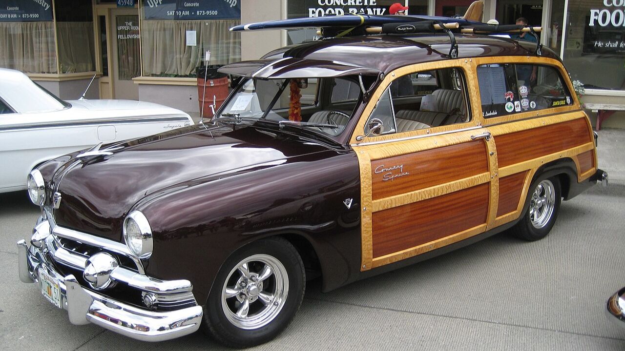 Why did automakers put vinyl woodgrain on wagons?