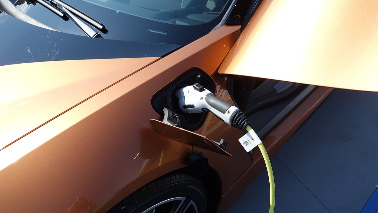 BMW i8 hybrid sports fuel cap