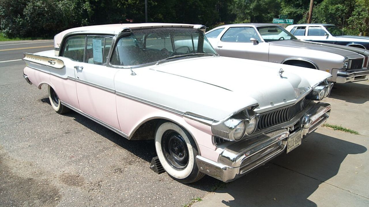 Tailfin wars between Detroit automakers in the 1950s