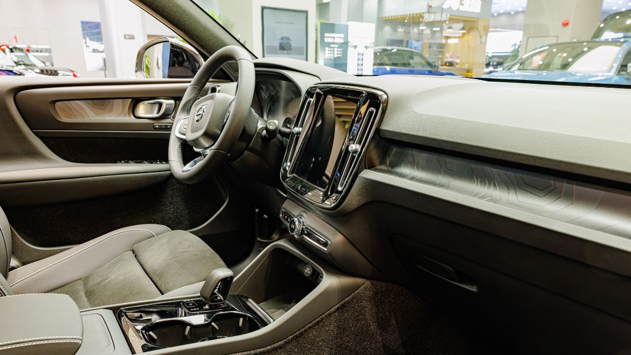 VOLVO XC40 RECHARGE INTERIOR
