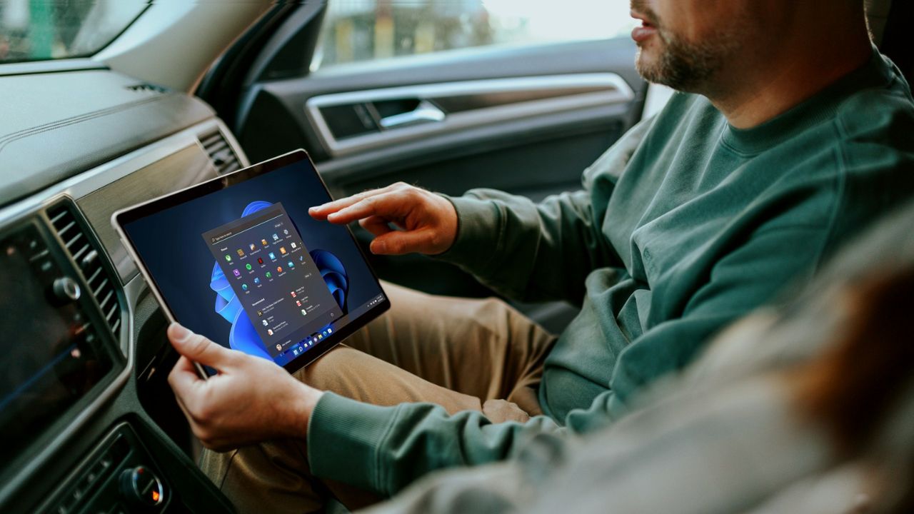 A person explaining something in car