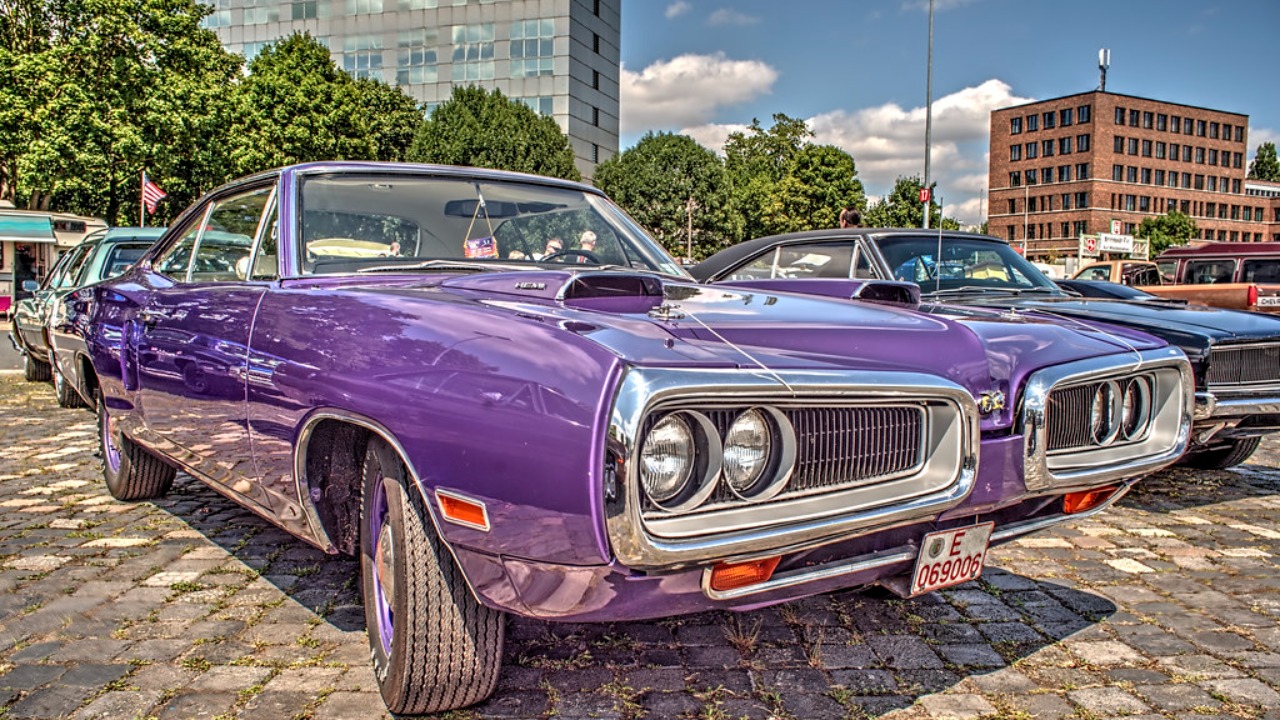 Dodge Super Bee, Hemi, manual pistolgrip shifter in Plumcrazy on Good Year Polyglass tires