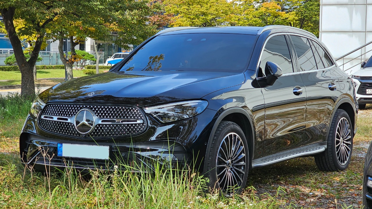 Mercedes-Benz X254 GLC 300e 4MATIC AMG Line Obsidian Black (4).jpg