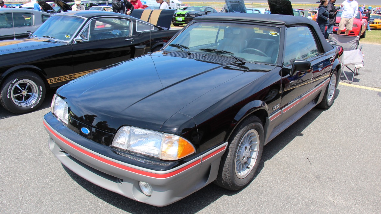 1988 Ford Mustang GT Convertible (14217307990).jpg