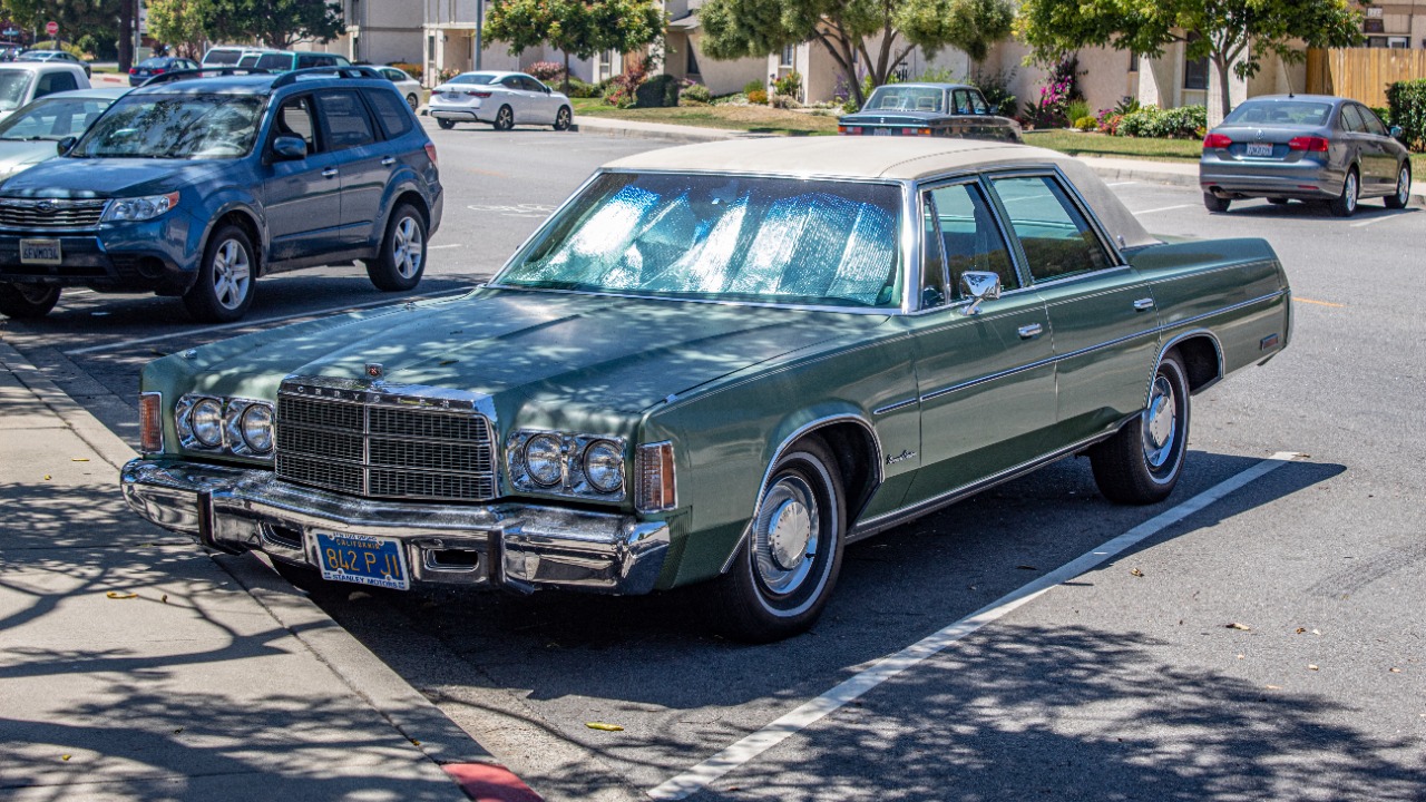 1976 Chrysler Newport Custom front.png