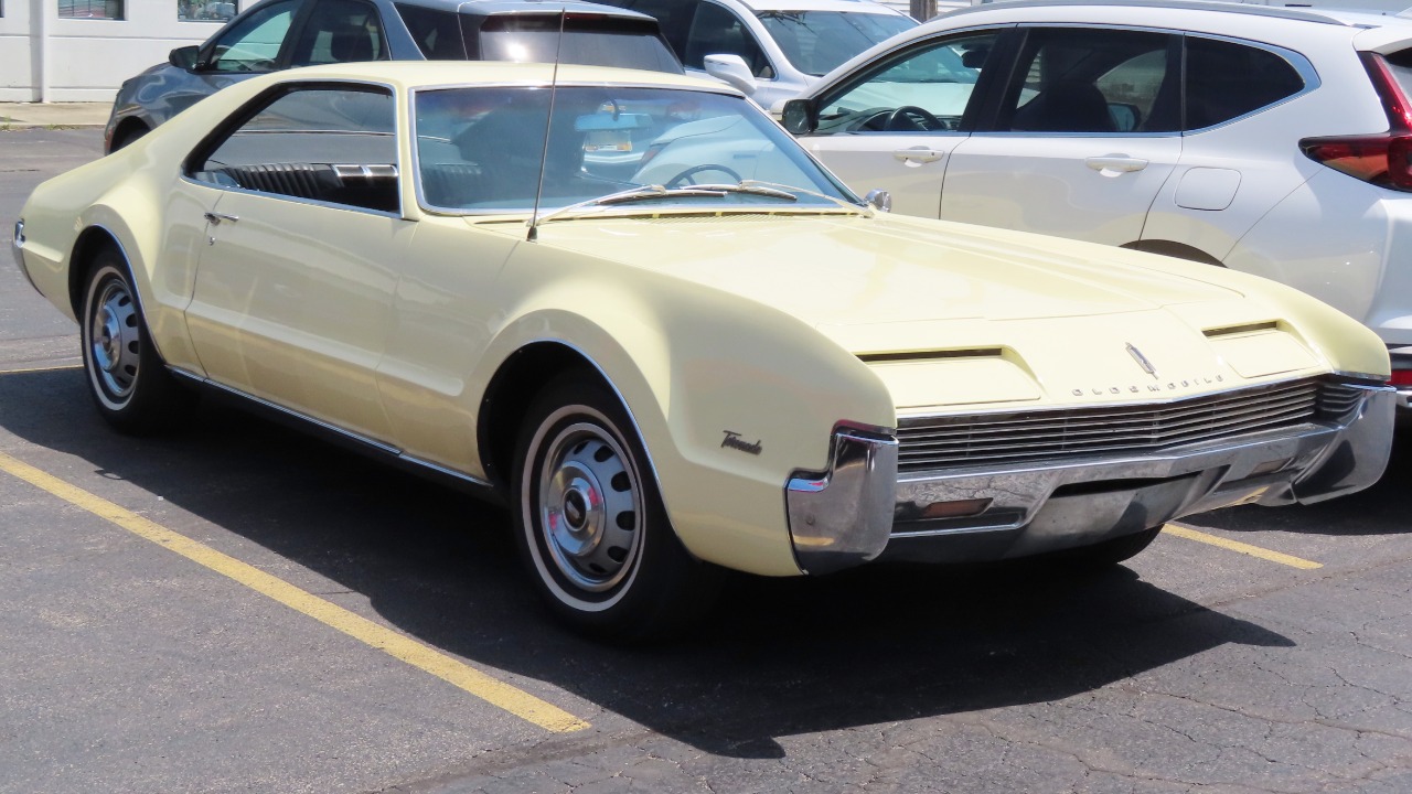 1966 Oldsmobile Toronado Deluxe, front right, 06-16-2024.jpg