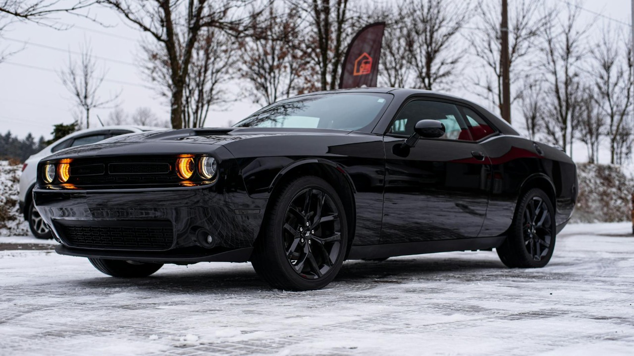 5 modern muscle cars that feel old-school in the best way