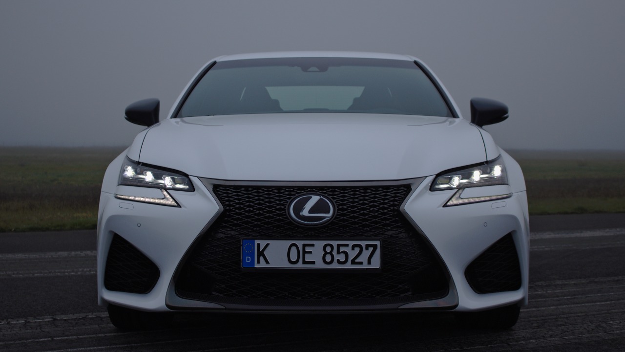 2016 Lexus GS-F Fujiweiss Frontalansicht.jpg