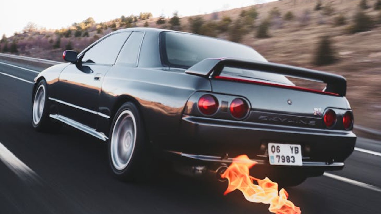 Dynamic shot of a Nissan GTR speeding on a highway in Ankara, Türkiye with flames from exhaust.