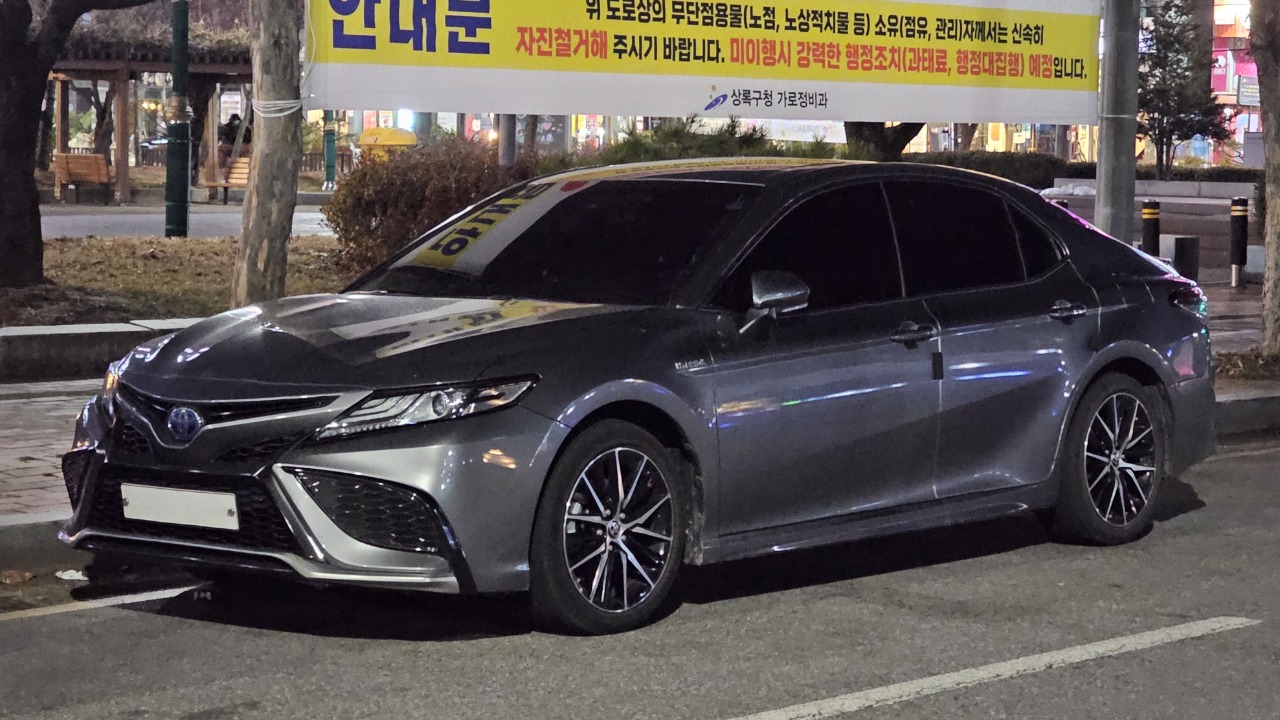 Toyota Camry Hybrid XSE XV70 FL Precious Metal (3).jpg