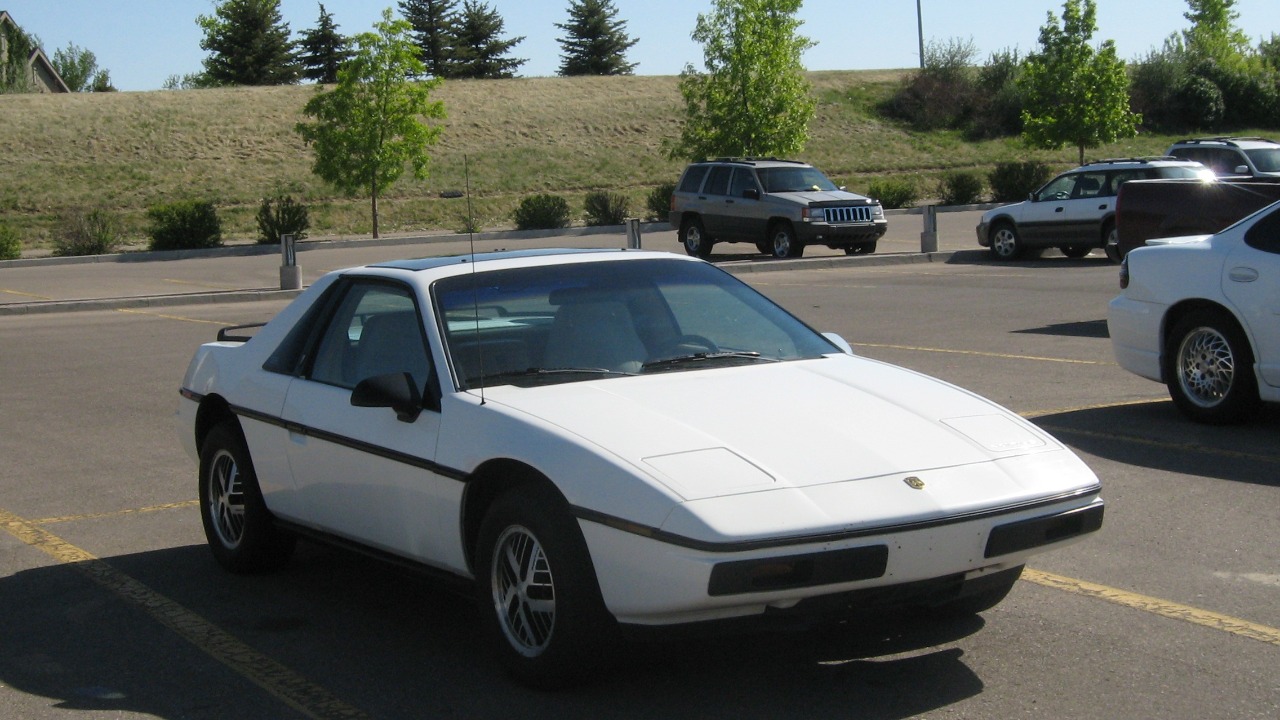 Pontiac Fiero (3597354955).jpg