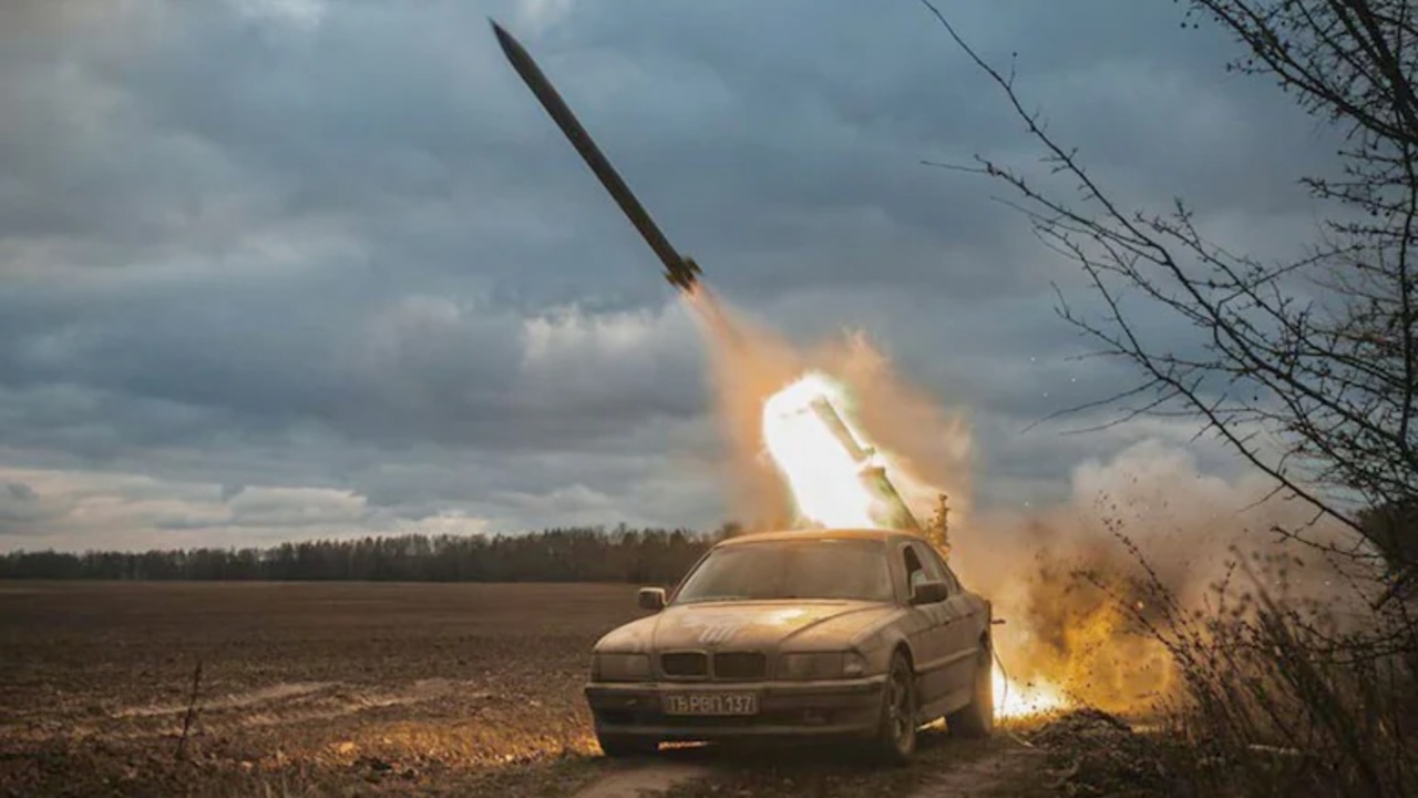 Ukrainian Armed Forces turn a BMW 7-Series into a makeshift rocket launcher