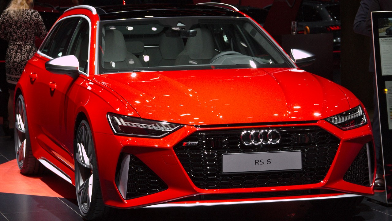 Audi RS6 twin-turbo V10 wagon humiliates exotics in 1/4-mile runs